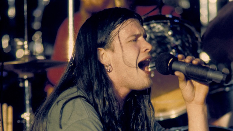 Shannon Hoon singing