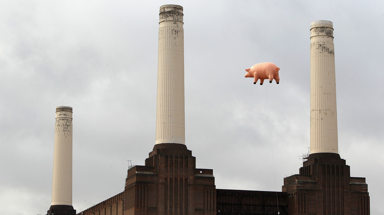 Inflatable pig hovering over Battersea Power Station