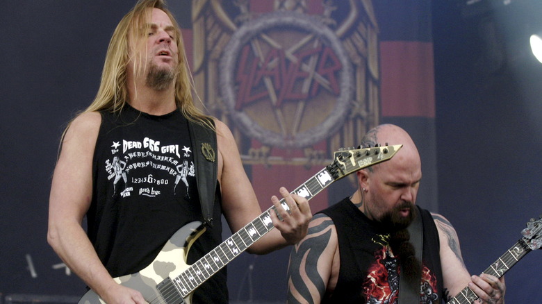Jeff Hanneman and Kerry King playing guitar