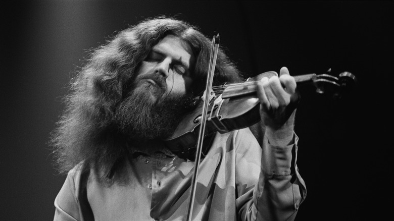 Robby Steinhardt playing the fiddle