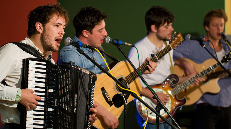 Marcus Mumford performing