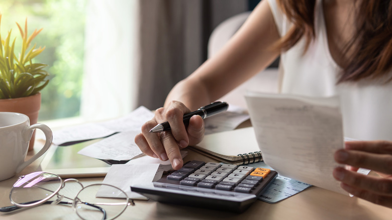 woman calculating expenses