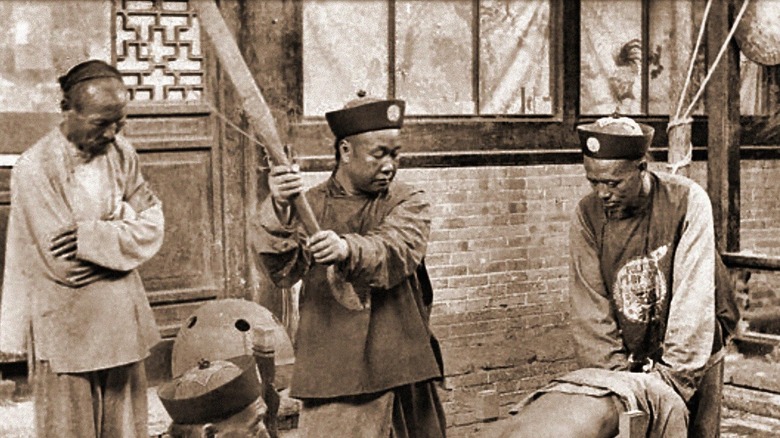 Qing whipping prisoner