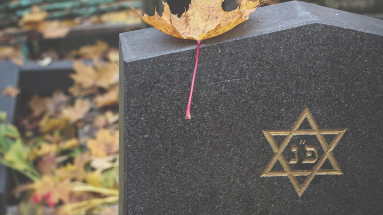 a jewish tombstone