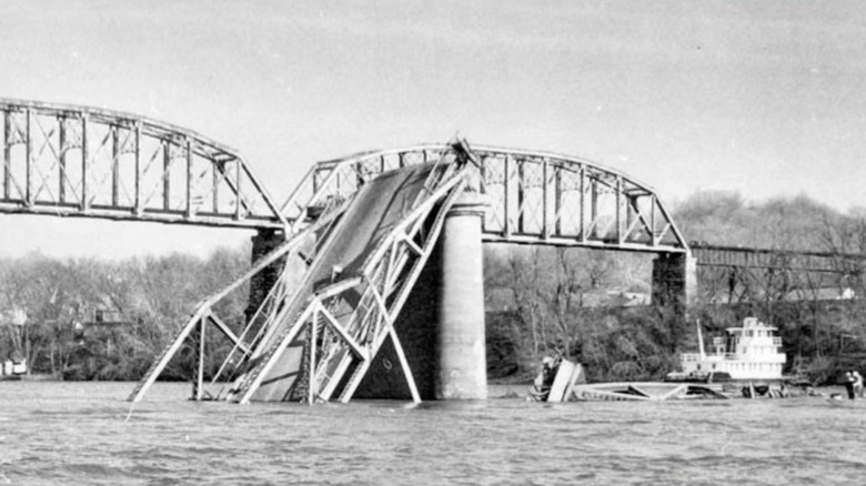 Ulyanovsk railway bridge collapse
