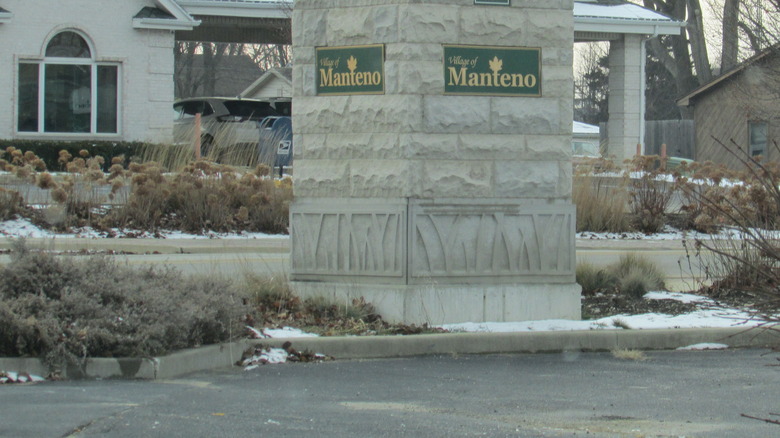 manteno town sign