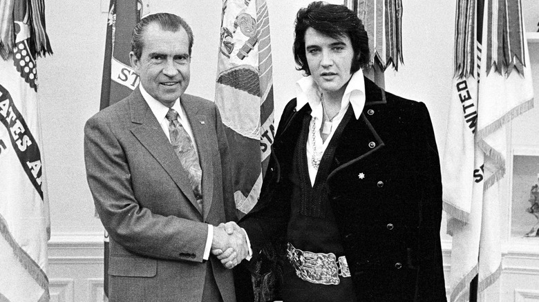 Richard Nixon and Elvis Presley shake hands