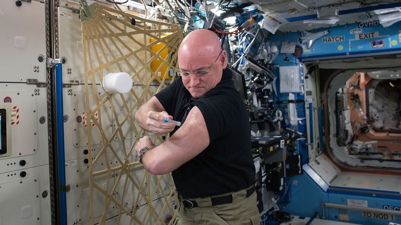  Astronaut Scott Kelly aboard ISS
