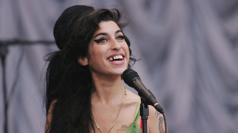 Amy Winehouse performs