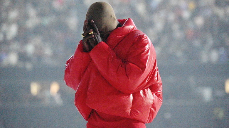 Kanye praying