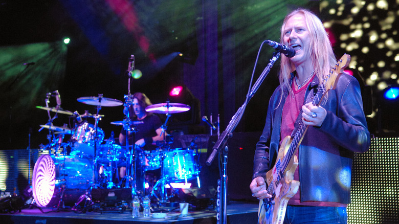 Jerry Cantrell singing with guitar