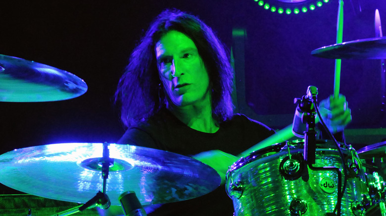 Sean Kinney drumming Alice in Chains