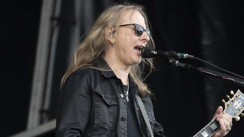Jerry Cantrell singing on stage