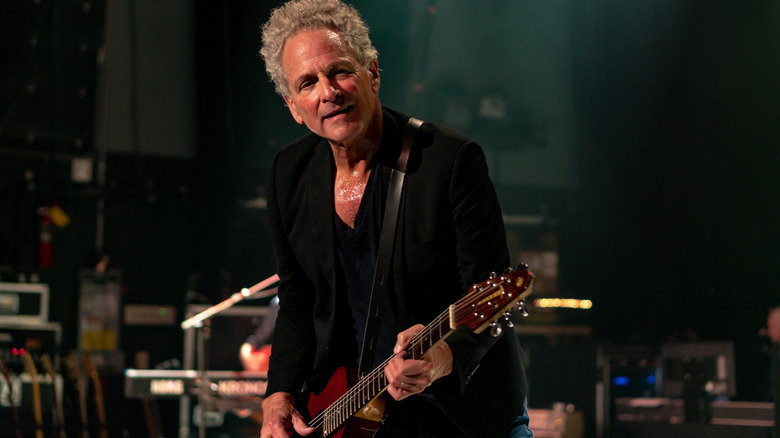  Lindsey Buckingham performing 