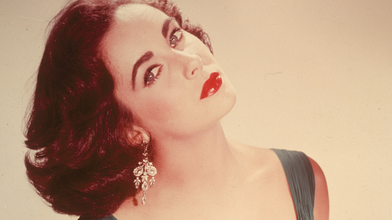 Elizabeth Taylor posing for cameras