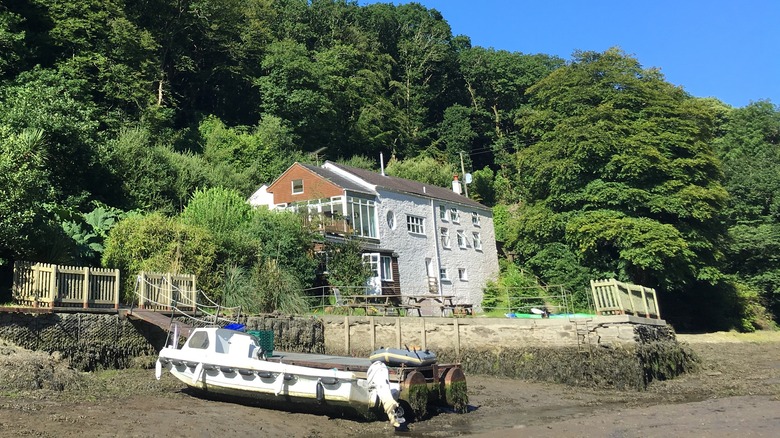 Cropped photo by Matnkat of Sawmills Studio at low tide, https://creativecommons.org/licenses/by-sa/4.0/