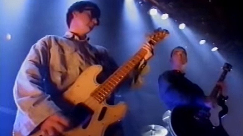 Screenshot of Guigsy and Bonehead performing Rock N' Roll Star with Oasis on Top of the Pops in 1994