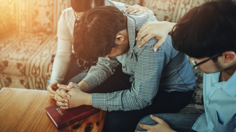 people praying