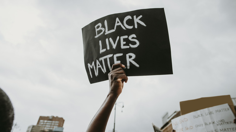 a black lives matter sign