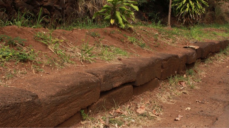 The Kikiaola Facing stones 