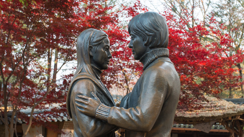 South Korean statues of a couple