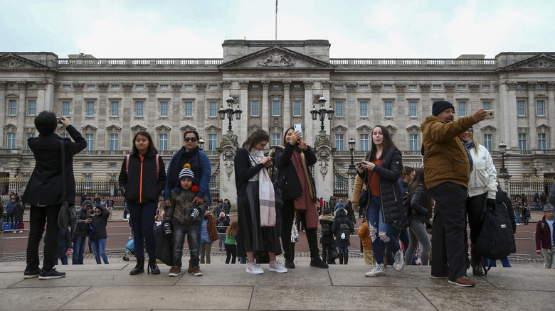 Tourists at Buckingham Palace