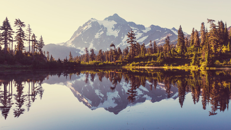 Cascade mountains reflection in lake