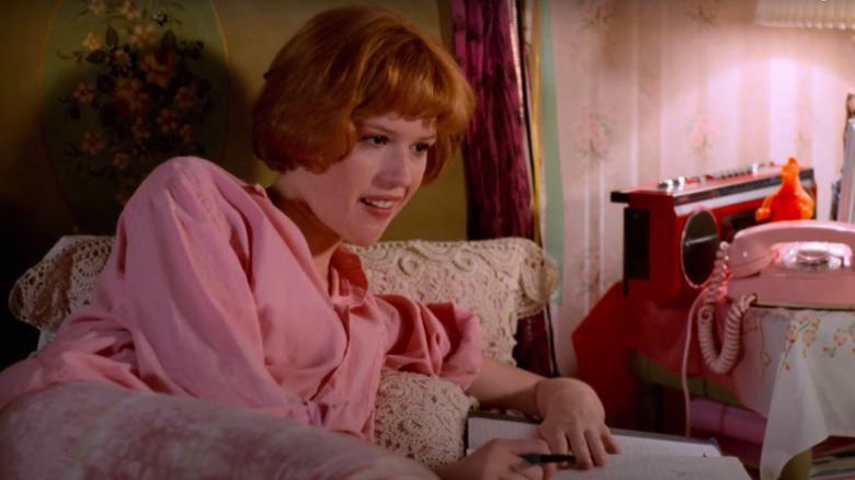 Molly Ringwald lying in bed