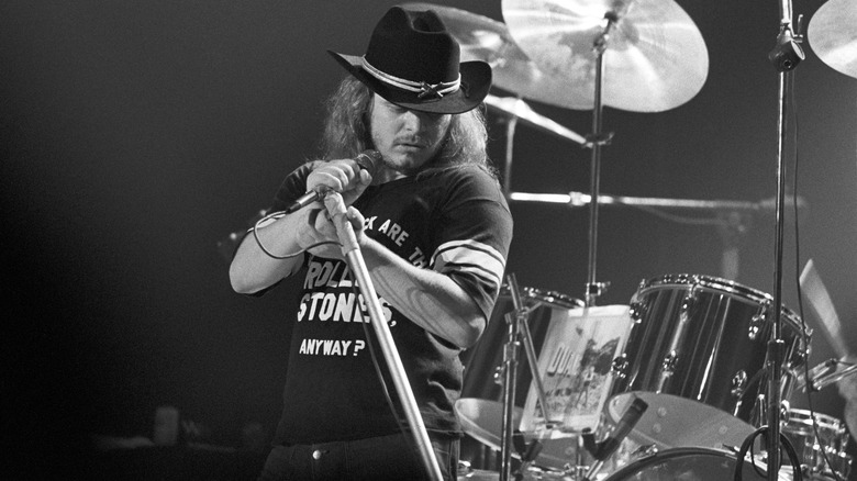 Ronnie Van Zant performing