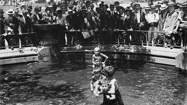 kids playing in a new york city fountain