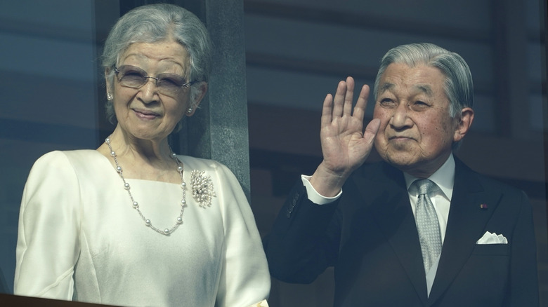 Akihito and Michiko waving to crowd in 2020