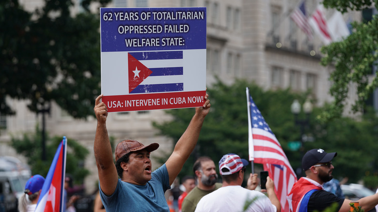 sign protesting to keep embargo