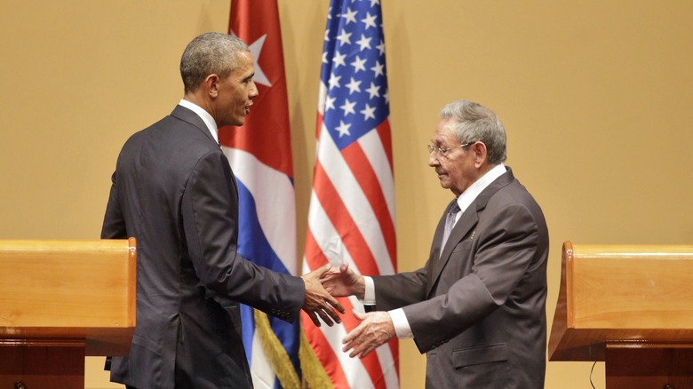 barack obama and raul castro shaking hands