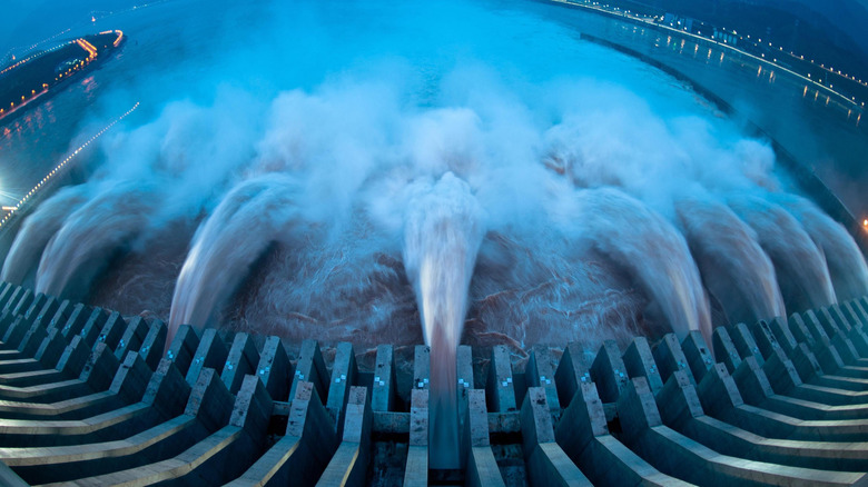 Dam displacing water from the Yangtze