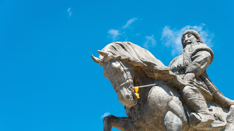 Khan statue in China