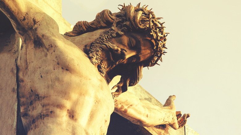 Christ wearing crown of thorns statue