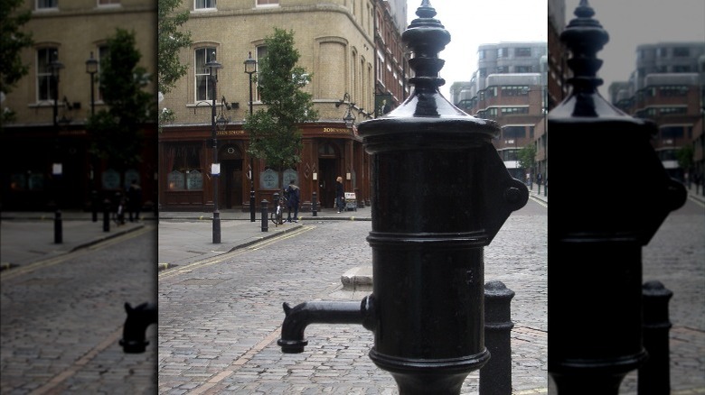 John Snow memorial water pump