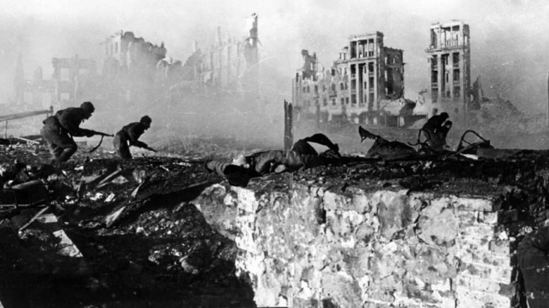 Soldiers in Stalingrad's rubble