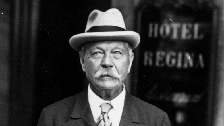 Conan Doyle white hat hotel