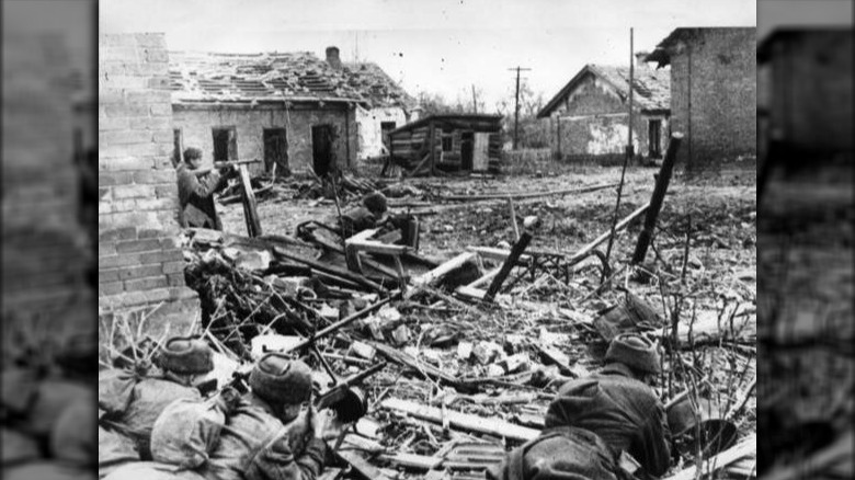 soldiers in ruins of stalingrad