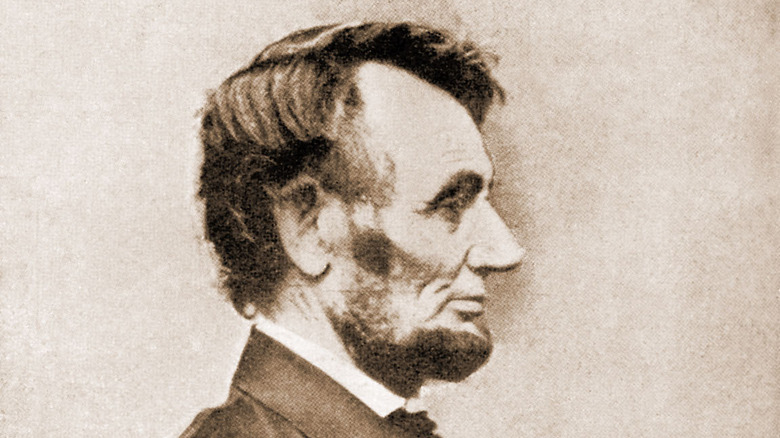 Right profile of Abraham Lincoln