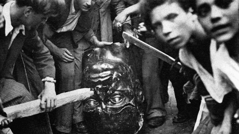 Pulling down Mussolini's statue in Rome