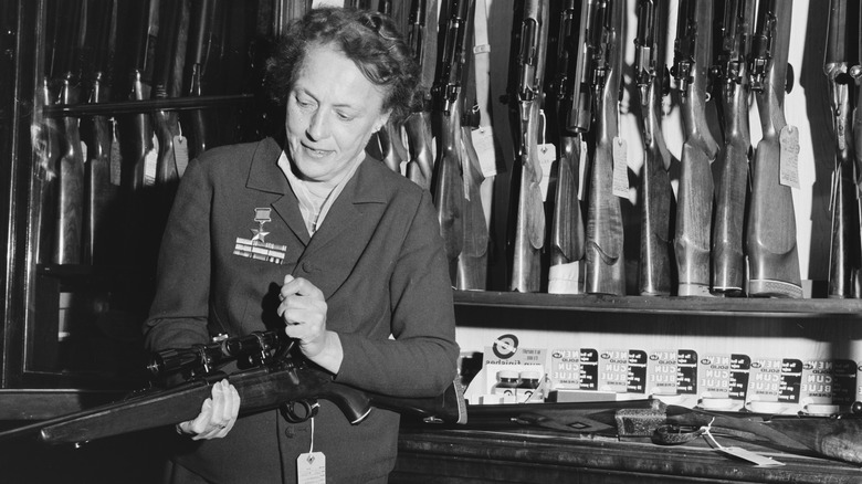 Lyudmila Pavlichenko posing with rifles