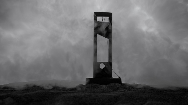 Guillotine in the fog