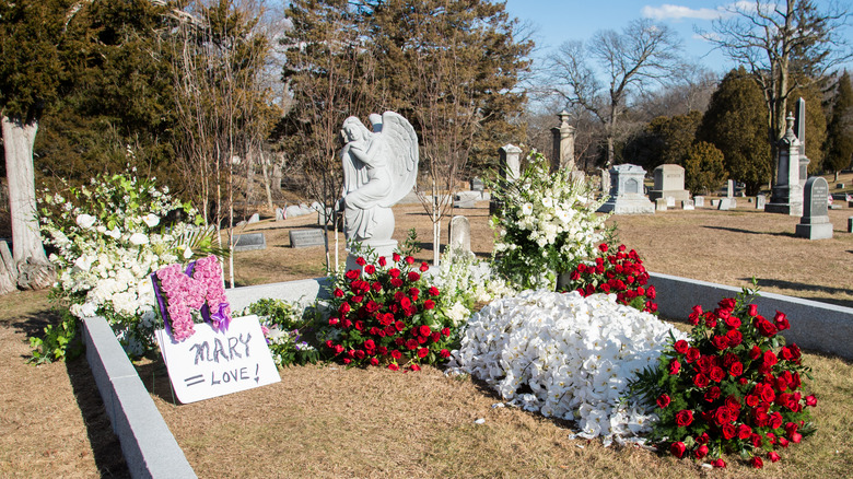Mary Tyler Moore's grave
