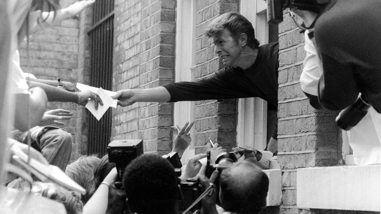 David Bowie reaching fans